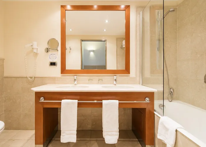 伊鲁尼阿奎拉4号康福特尔酒店 4*